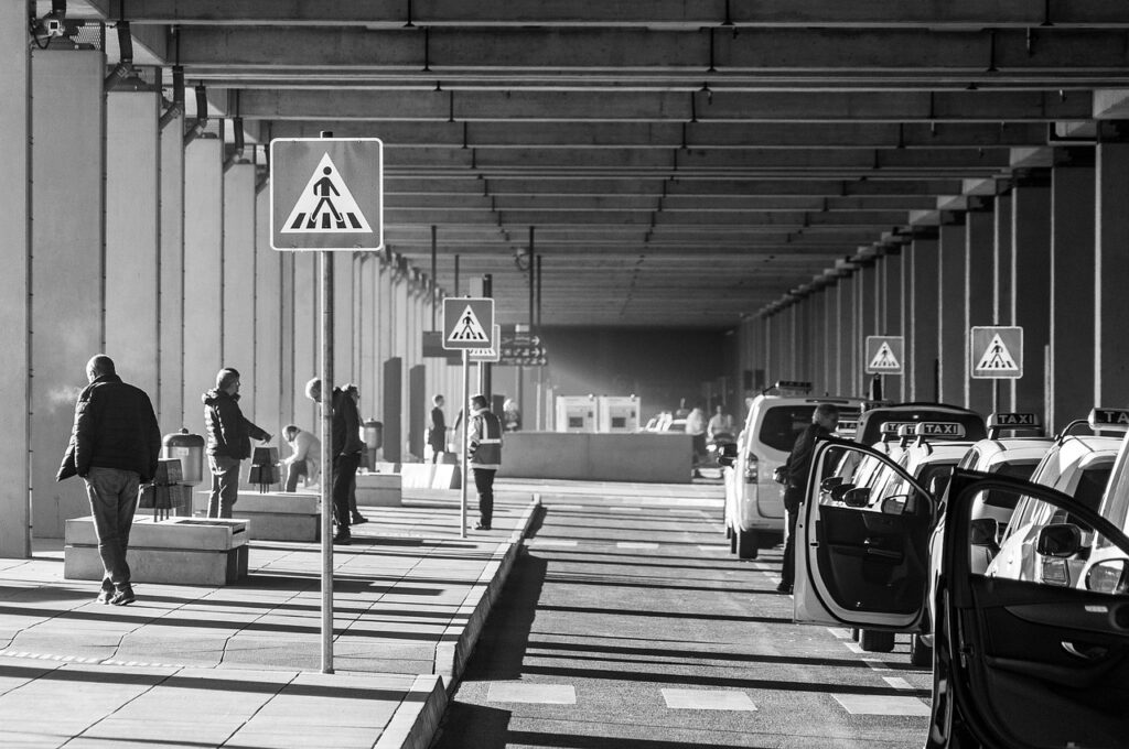 g6a7f3116ac91640a8c1340a6baa0e548daafd68fcbb8aa468316133c45dc21fbec546961e7e171839781ad79aa60872bae8cb5fe84e5fef9daf03326b3b18e28_1280-7090871 building, airport, taxi stand, road, hall